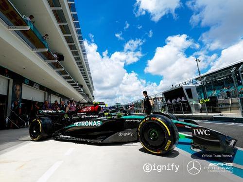 Signify x Mercedes-AMG PETRONAS F1 Team_BargeBoard